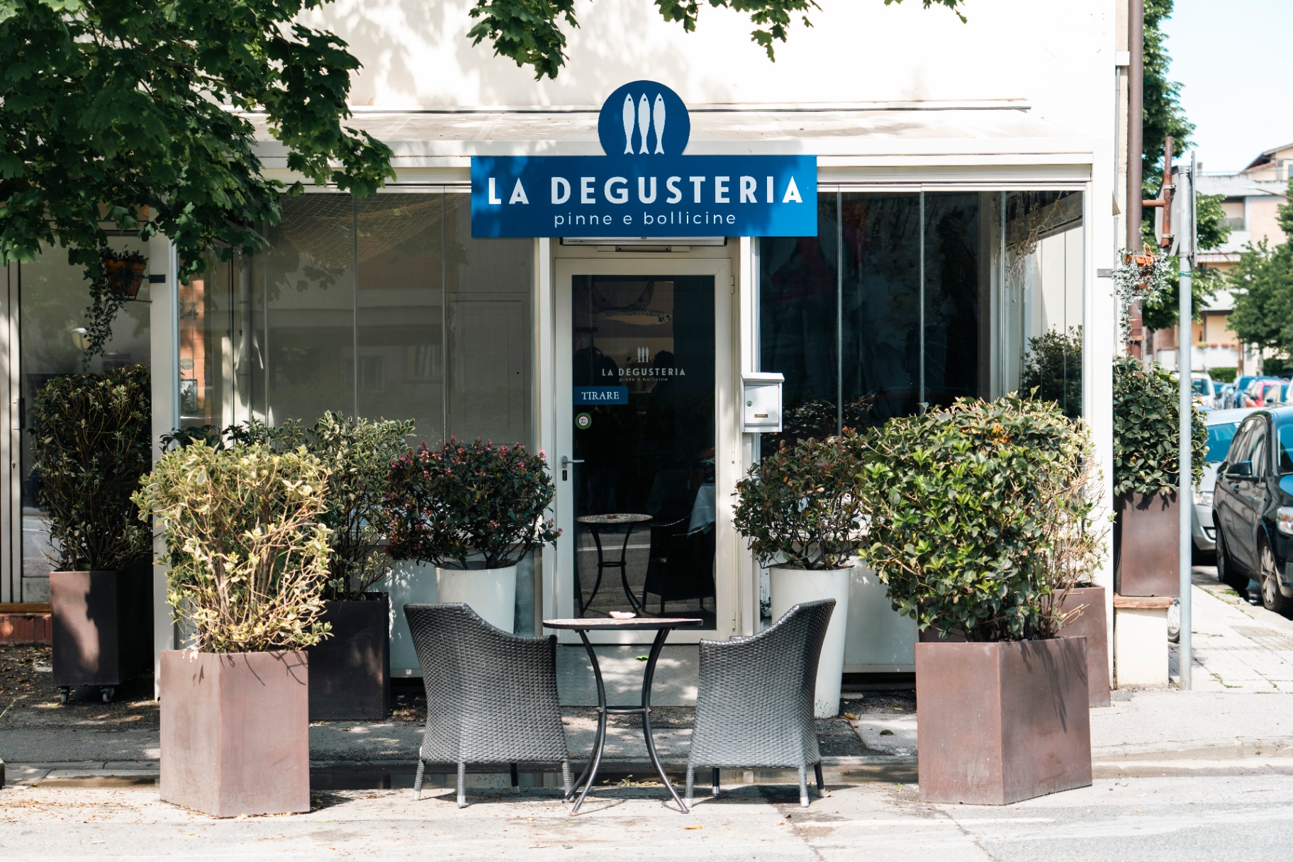 Facciata e insegna de La Degusteria — pinne e bollicine