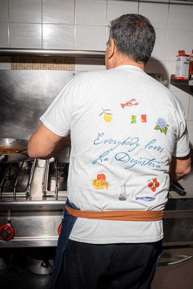 Lo chef al lavoro nella cucina de La Degusteria