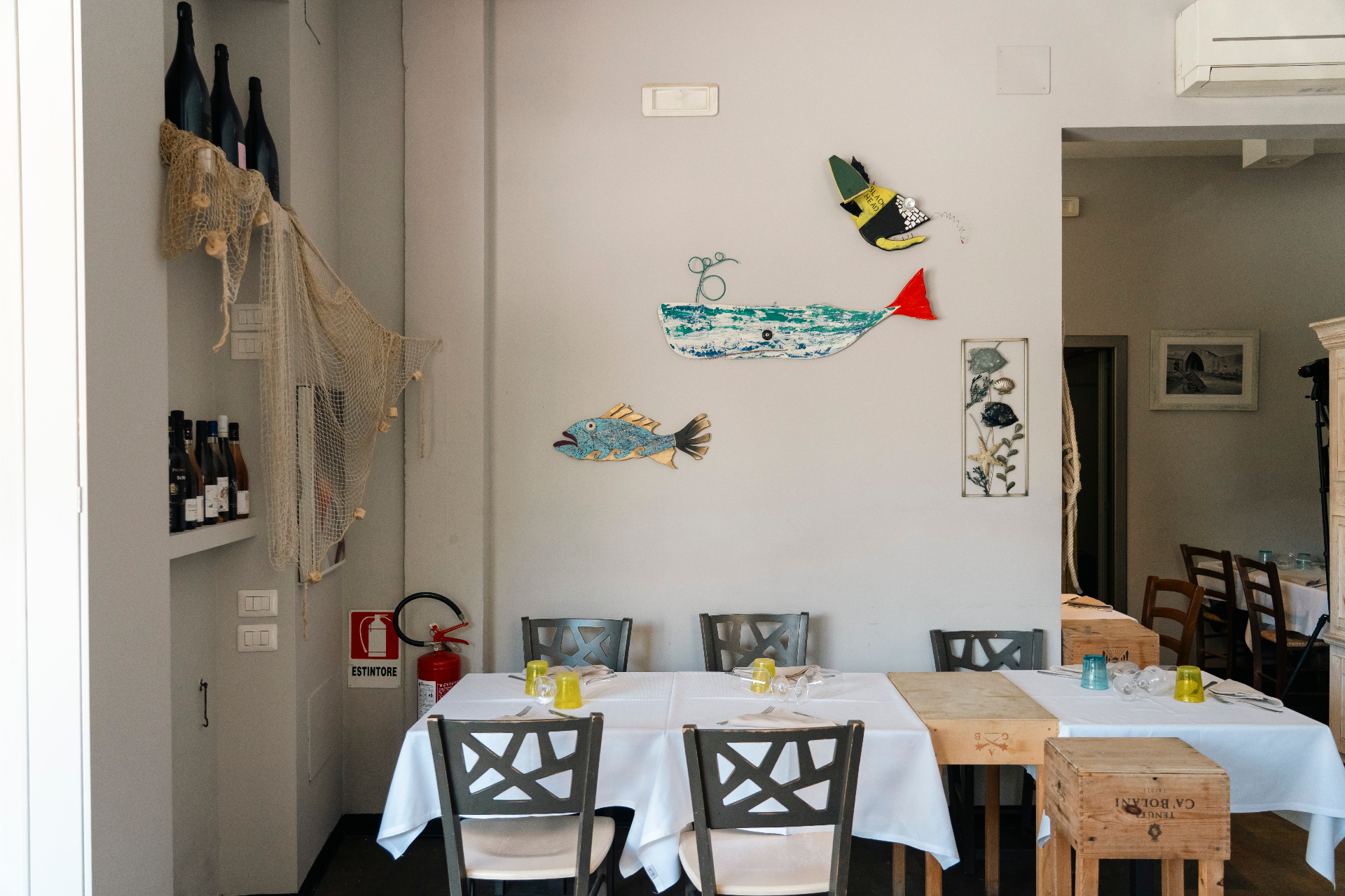 La sala interna con decori a tema marino — pinne e bollicine
