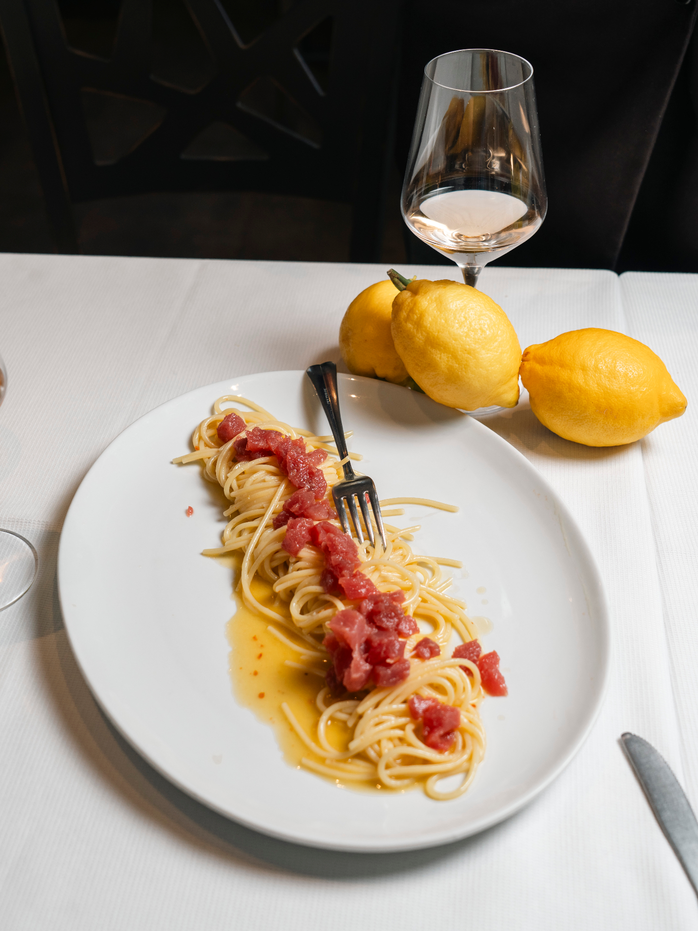 Spaghetti con tartare di tonno e limoni